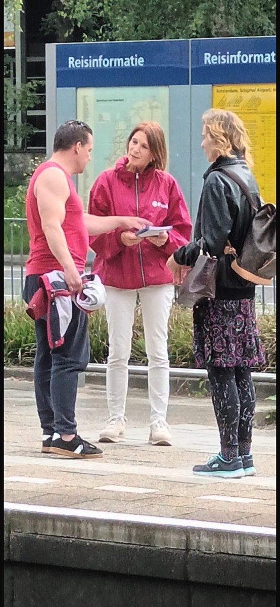 De niet aflatende inzet van onze tientallen vrijwilligers in #Hilversum en #hetGooi begint zijn vruchten af te werpen. 
“Ik stem rechts maar jullie hebben zeker op sommige punten wel gelijk”  Onze strijd voor meer solidariteit gaat ook na morgen gewoon door. Tegen #populisme