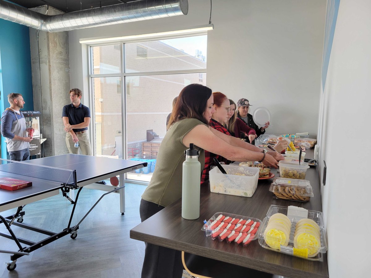 revelmarketing's tweet photo. We hadWe had a full house on Monday for our tailgate this month! 🍔

We had some of our contractors join us for our team lunch, as well as hosting Nate, a college student from Albion College, for a day of job shadowing.

#revelteam #revelmarketing #jobshadow #teamlunch https://t.co/fdD2VfKyMV