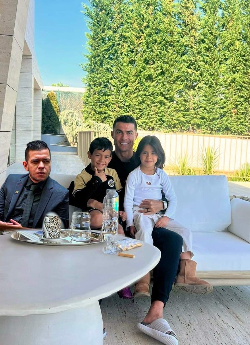 IndignadoEdward's tweet photo. @Rincon001A @JotaPeHernandez Yo le creo a mi senador inclusive salió a desmentir el estaba era con mi comandante CR7 en Dubai siiiuuuuuu https://t.co/GnR8BwXvIh