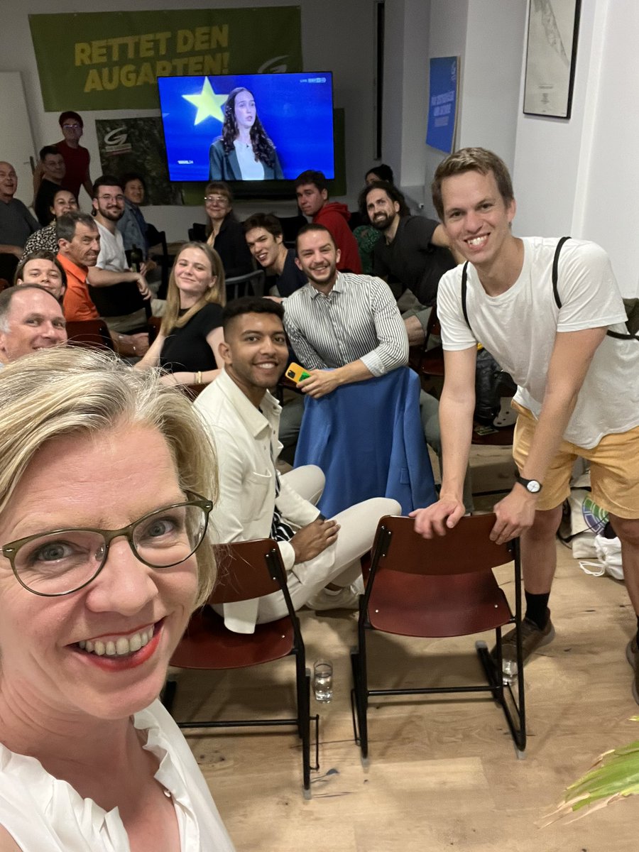 Ich geb zu, mir fällt‘s beim Zuschauen schwer ruhig zu bleiben, nachdem ich ja auch schon öfter erwähnt wurde. 😉 Aber die großartige <a href="/LenaSchilling1/">Lena Schilling</a> bringt die Dinge super auf den Punkt. Ernsthaft fürs Klima &amp; gegen Rechts -das gibt‘s nur mit <a href="/diegruenen/">Die Grünen</a>! 🗳️🫶🏻 #Elefantenrunde