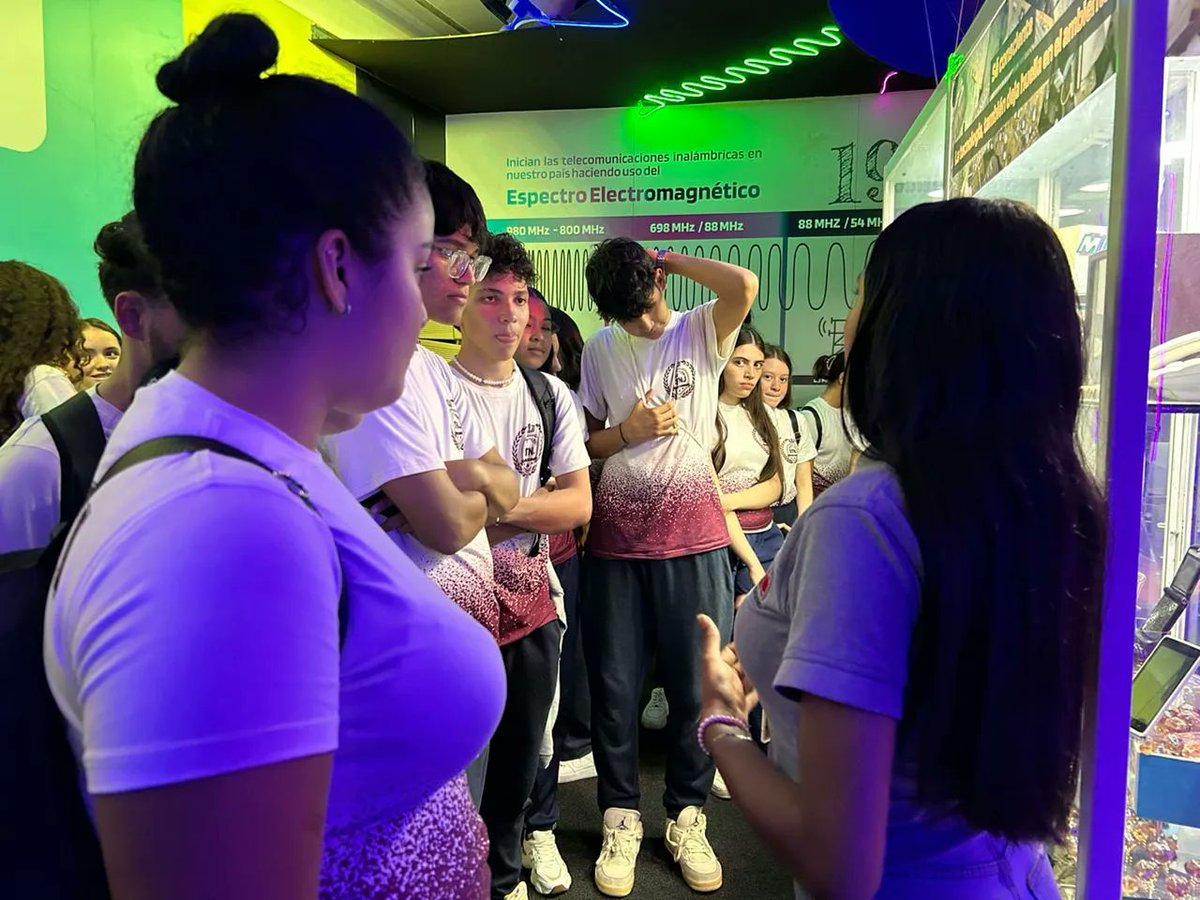 Museo_ciencias's tweet photo. #Tecnologia |  23 jóvenes del Colegio Santa Teresa del Niño Jesús descubrieron 200 años de Evolución telecomunicacional 🛰️📡 en nuestra nación 🇻🇪 .

Los jóvenes pudieron conocer como en Venezuela evolucionamos desde el Telégrafo 🧮 hasta el uso de la IA 🤖.

#MaduroPuebloEnPaz https://t.co/xR3xPp1Z9T