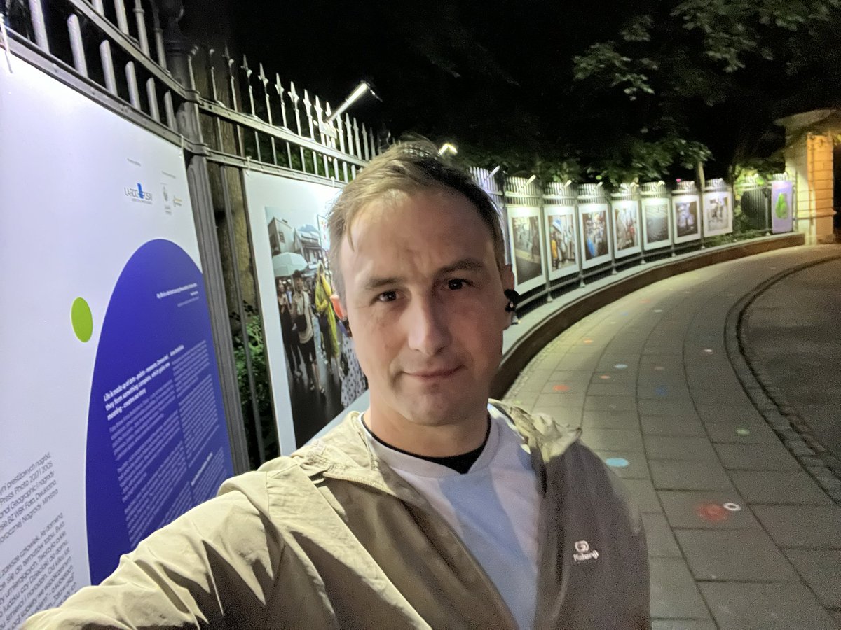 kacper49's tweet photo. A po bieganiu chodziliśmy oglądać wystawę na Płocie Łazienek #podbiegi #agrykola https://t.co/JOOQTshXsP
