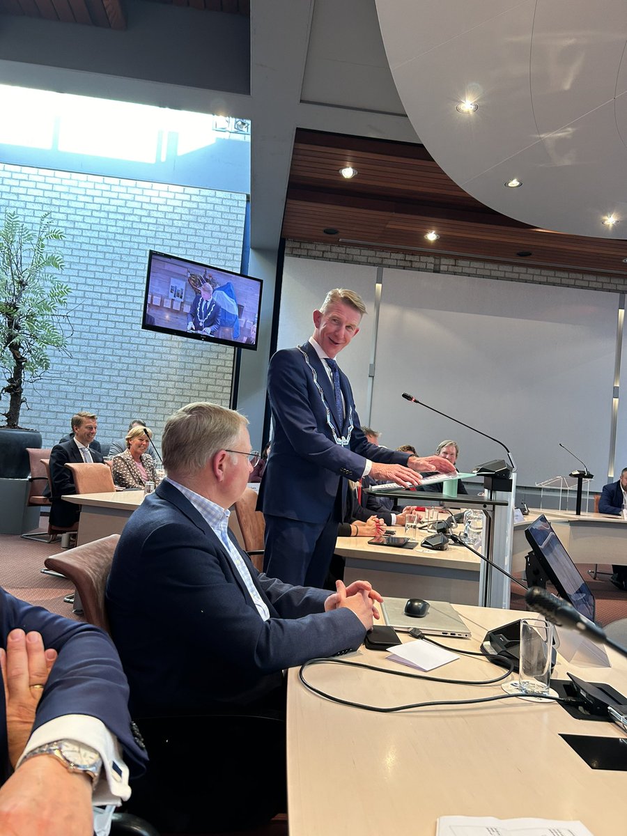 JaapSmitCdK's tweet photo. Weer een nieuwe burgemeester ‘afgeleverd’ en wel in @Gem_Maassluis waar Jack de Vries,  @vriesjg, vanavond werd geïnstalleerd. Een warm welkom als begin van een goede tijd samen. Ik wens Jack en zijn gezin een mooie tijd toe samen met Maassluis. @zuid_holland https://t.co/hFiNn573Xz