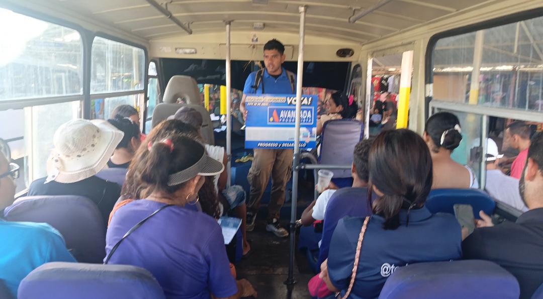 johanyanez85's tweet photo. Desde el terminal de Porlamar #Mariño los jóvenes de nuestro equipo #AvanzadaProgresista impulsando el VOTO para este próximo 28 de Julio,la nueva mayoría popular impulsara a nuestro País hacia el Progreso con #EcarriPresidente ,vamos por la Nueva Venezuela para vivir bien
#Vota https://t.co/tPvgQUL8E6