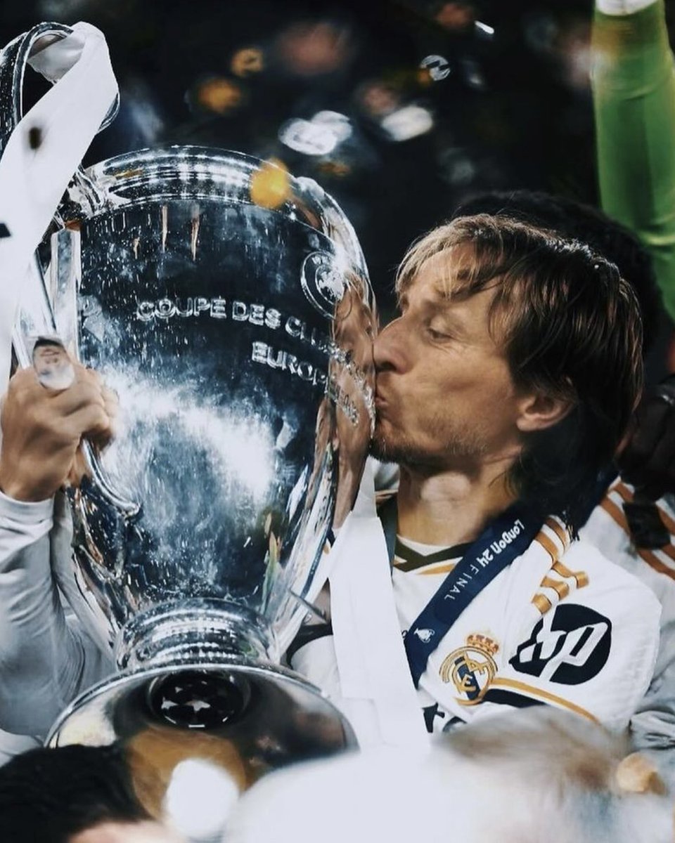 Voiceoflangofm's tweet photo. 🚨 Luka Modrić has signed his new contract valid until June 2025, Real Madrid have just counter-signed it.
Done, sealed, completed.
Modrić stays for one more season. 🔟✨
@FabrizioRomano
#VOLSports #VOLUpdates https://t.co/aoQGEnlE7S