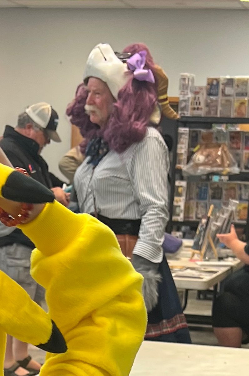 Isnotmeuwu's tweet photo. Yooooo ese si es un viejo furry #fypシ゚ #furry #comicon #Cosplay https://t.co/rk3fm8ooNs