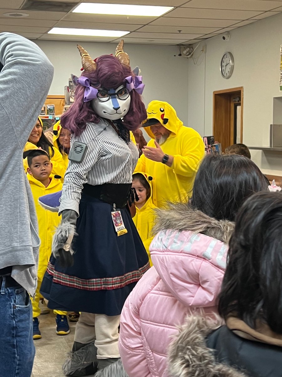 Isnotmeuwu's tweet photo. Yooooo ese si es un viejo furry #fypシ゚ #furry #comicon #Cosplay https://t.co/rk3fm8ooNs