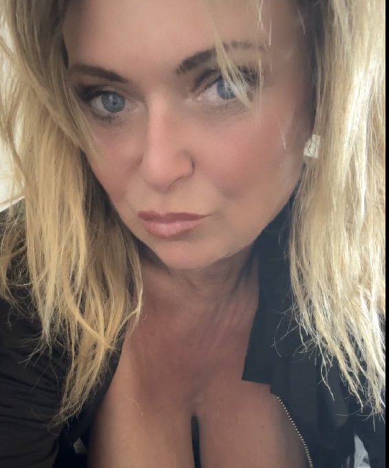 Come closer xx https://t.co/fmcQYmLTTw