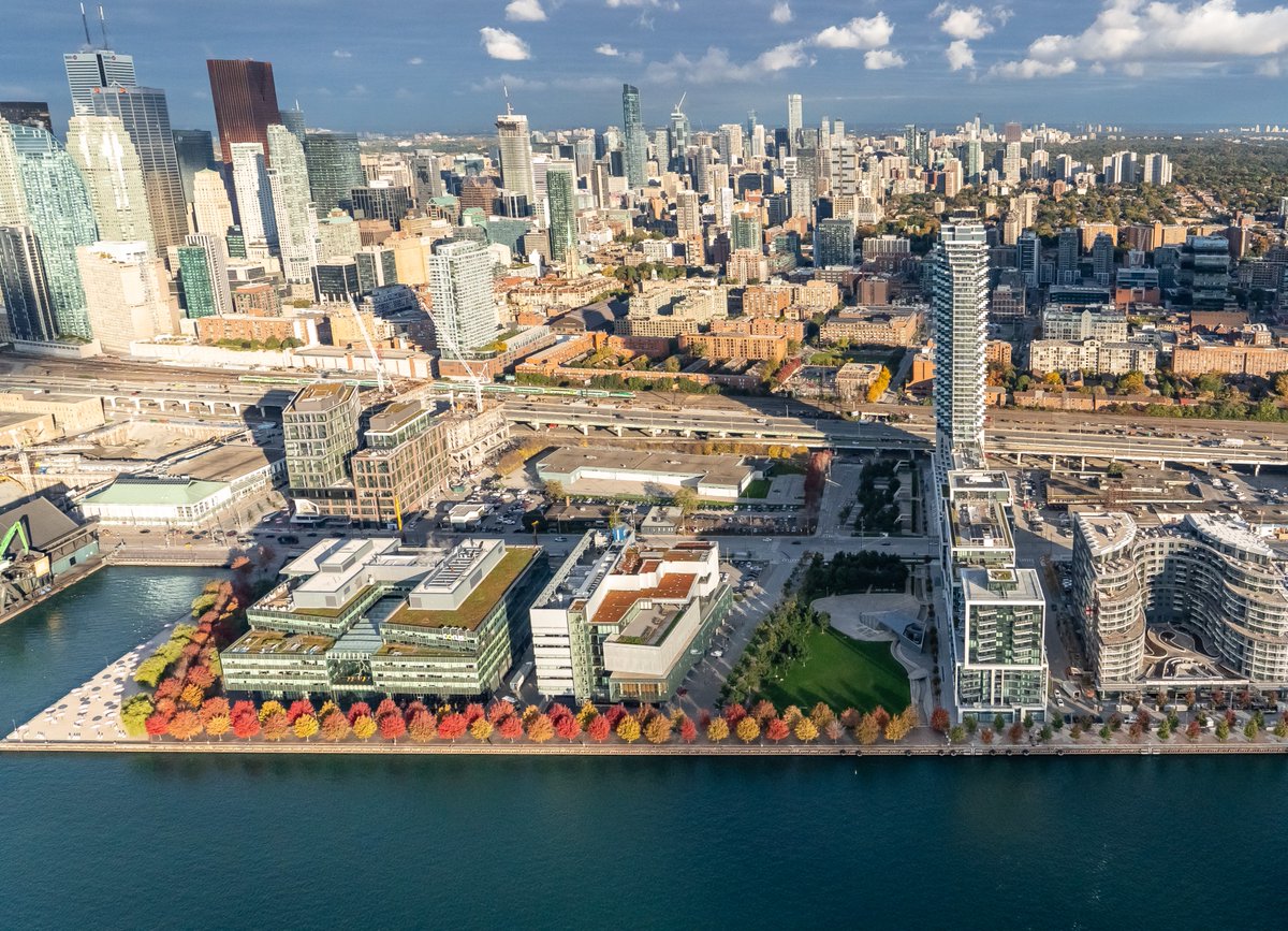 WaterfrontTO's tweet photo. Do you remember when East Bayfront was mostly parking lots and warehouses? Now home to Canada’s Sugar Beach, @GBCollege, and Corus, this area looks and feels completely different to what it did 15 years ago. https://t.co/PrZGk7M1cU https://t.co/LU7agZf2AI