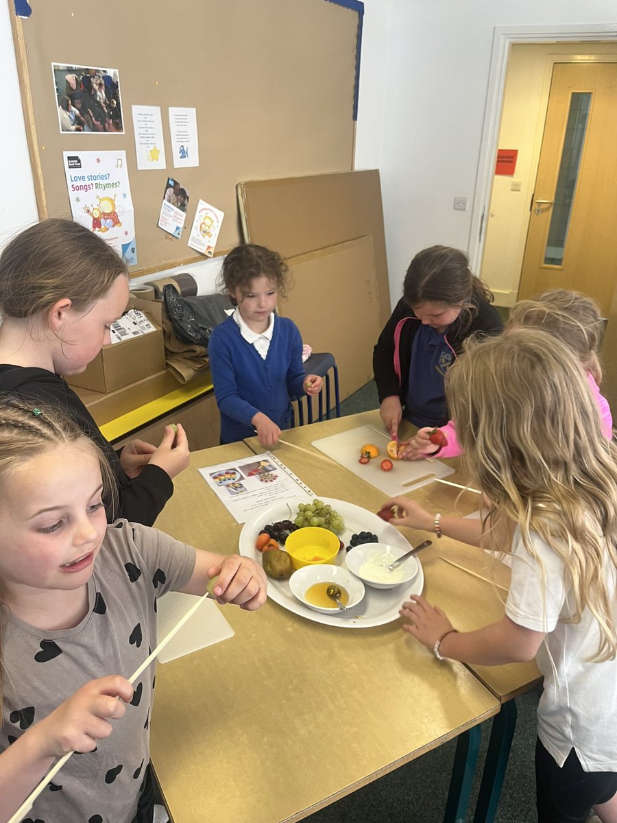 DeanburnPS_P3's tweet photo. Pre-lunch snack making fruit kebabs. We were so proud of those who tried new fruit and how responsible you all were, good job P3! They looked so yummy! 🍒🍓🍇🍑🍐#HealthyFood #DPSHealthWeek2024 https://t.co/krzB44H7yr