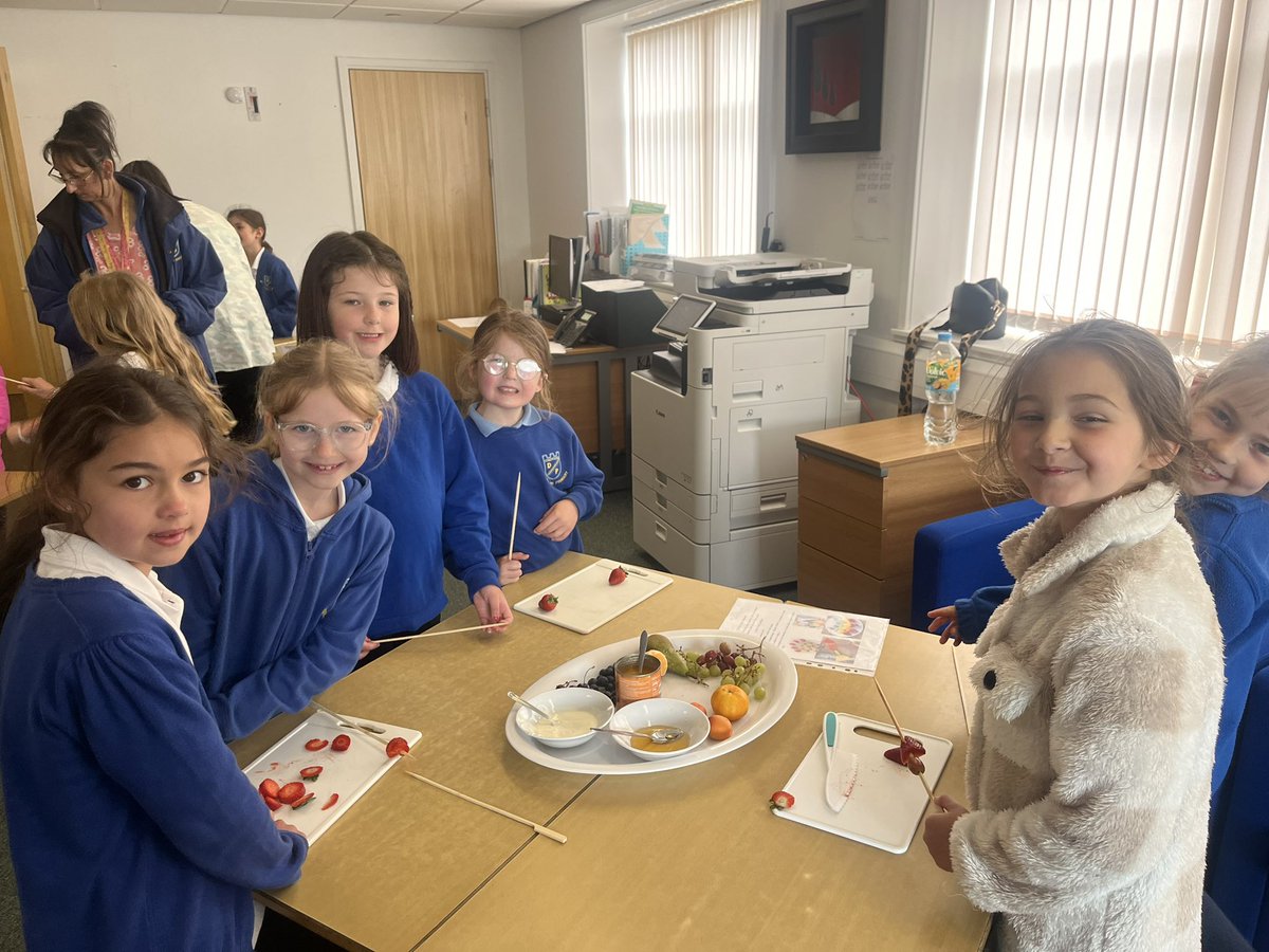 DeanburnPS_P3's tweet photo. Pre-lunch snack making fruit kebabs. We were so proud of those who tried new fruit and how responsible you all were, good job P3! They looked so yummy! 🍒🍓🍇🍑🍐#HealthyFood #DPSHealthWeek2024 https://t.co/krzB44H7yr