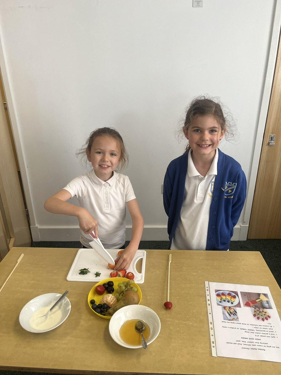 DeanburnPS_P3's tweet photo. Pre-lunch snack making fruit kebabs. We were so proud of those who tried new fruit and how responsible you all were, good job P3! They looked so yummy! 🍒🍓🍇🍑🍐#HealthyFood #DPSHealthWeek2024 https://t.co/krzB44H7yr