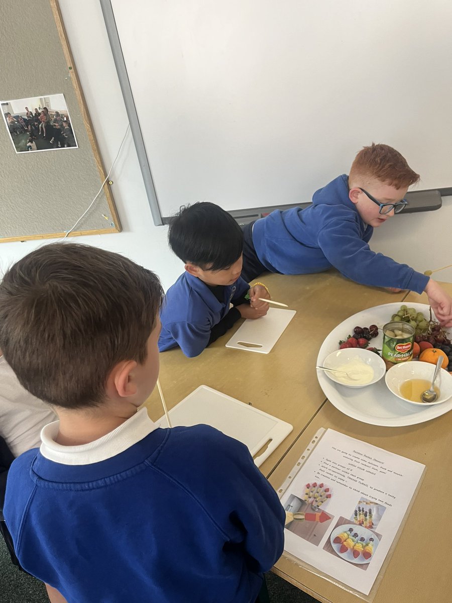 DeanburnPS_P3's tweet photo. Pre-lunch snack making fruit kebabs. We were so proud of those who tried new fruit and how responsible you all were, good job P3! They looked so yummy! 🍒🍓🍇🍑🍐#HealthyFood #DPSHealthWeek2024 https://t.co/krzB44H7yr