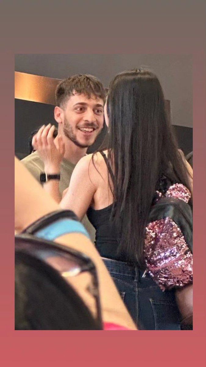 didimaryj's tweet photo. 🥹 #holden #joseph #instore 

Quando ho detto al giovane che gli abbiamo creato una radio 😁
#RADIOHOLDENISGOLDEN

https://t.co/BkEo5CiphI https://t.co/ZlHueS9EEk