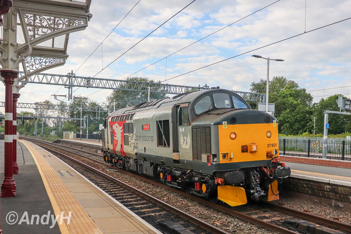 holtona72's tweet image. A familiar sight this evening &amp;amp; with the engine notes sounding fantastic in the cool evening air, @RailOpsGroup 37601 'Perseus' with @Andym13 at the controls passes through Kettering working 0H72 Old Dalby to Wembley H.S. 🚜🔥 #ROG #MML #Class37 @TheGrowlerGroup @C37LG 5/6/24