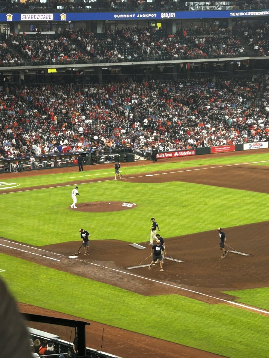 Clements_BSBL's tweet image. Ranger alum @MenoughJackson touching up 3rd base!!

#fromFrankietoMinuteMaid #groundscrew 
#stayofflines