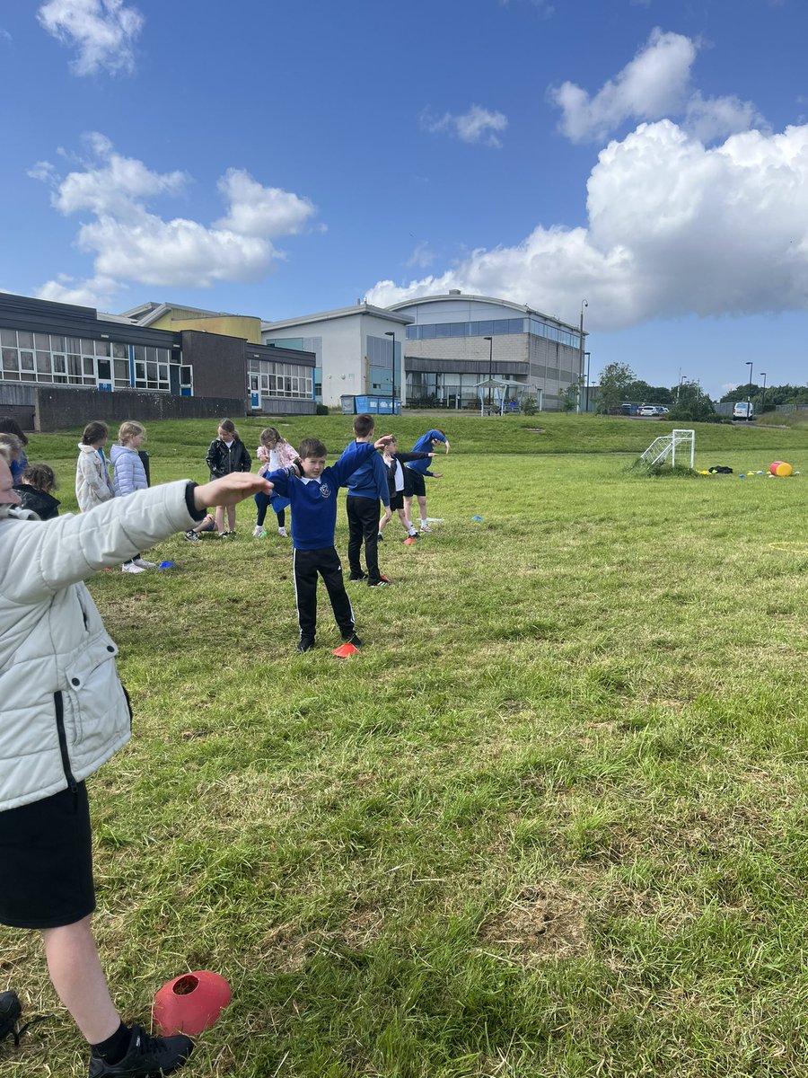 DeanburnPS_P3's tweet photo. Our day was finished off by athletics. We were learning how to throw a shot out and javelin. We were so impressed with our skills- keep up the wonderful work P3! We are so proud of you all! #Javelin #ShotPut #DPSHealthWeek2024 https://t.co/sQfShgv0hb