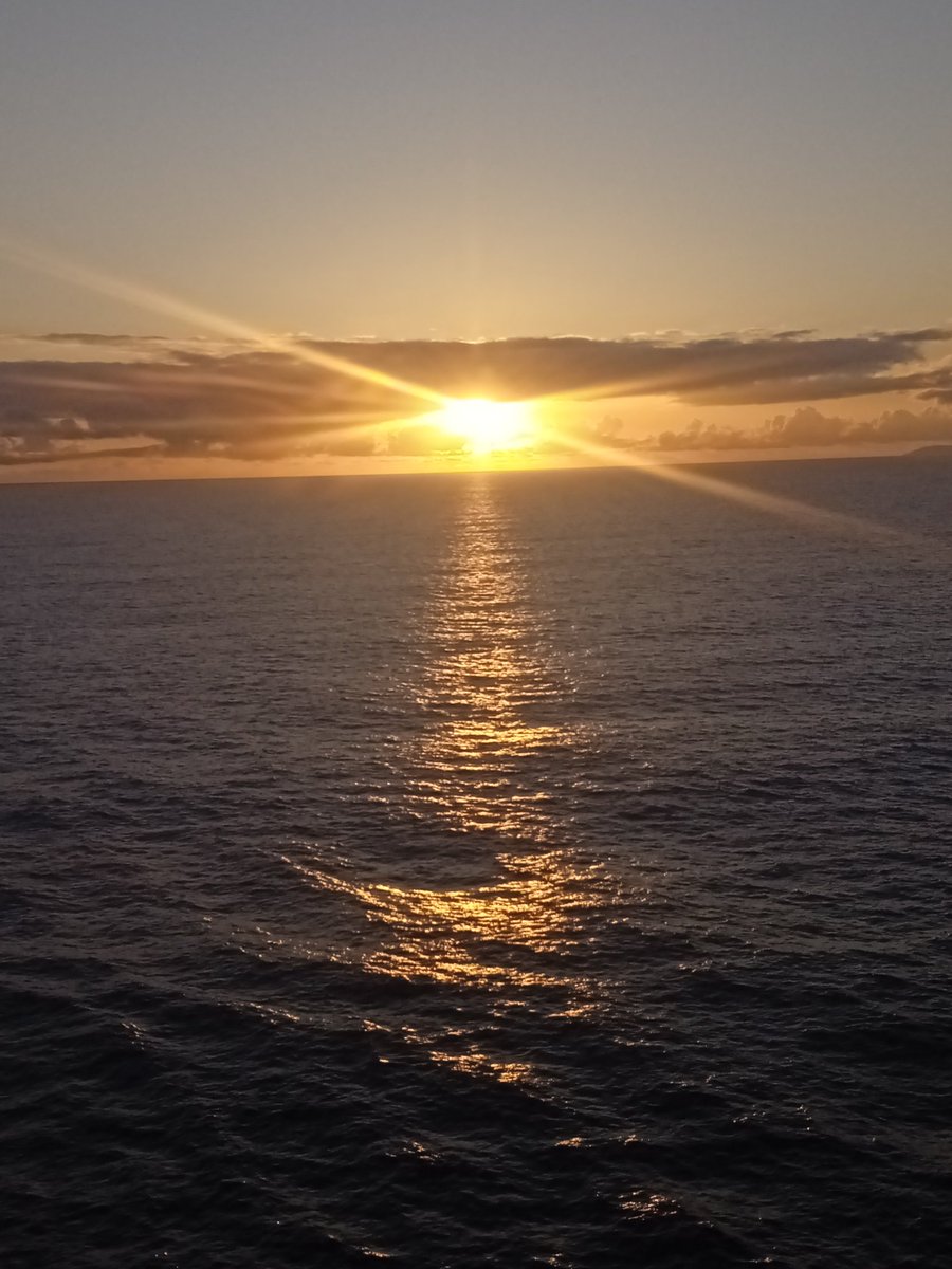 HGayarde's tweet photo. Buenas Noches, con este atardecer 🌊🚢🌑 https://t.co/PJ39Sh6YCd