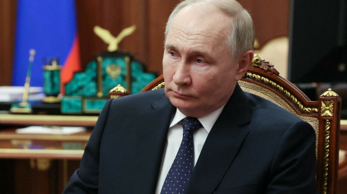 franceinfo's tweet photo. Guerre en Ukraine : Vladimir Poutine menace de livrer des armes à des pays tiers pour frapper les intérêts occidentaux
➡️ https://t.co/3fAldL6QO4 https://t.co/w2v4eHywgN