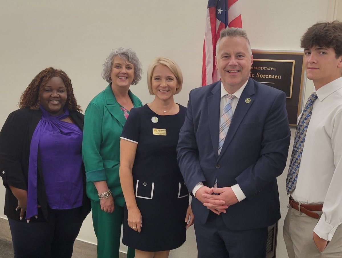 Women4Ag's tweet photo. Illinois Agri-Women thanked Cong. Eric Sorenson for voting to move the Farm Bill out of committe while at Fly-In today!
#standupspeakout4ag #agwomenunite #forcefortruth https://t.co/NOhV6Ao5UQ