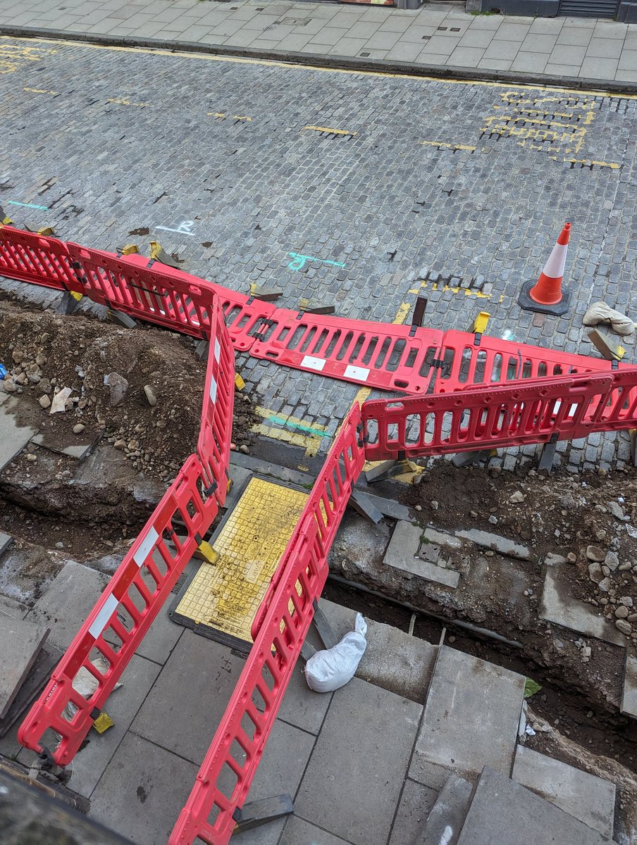 Juicemonkey's tweet photo. Hi @edinburgh_CC and @MEServicesUK, welcome to Quiz Night on Henderson St (hopefully a one-off). To be in with a chance of winning please take a good look at the attached pictures and answer the following questions: https://t.co/bwGX4Ujx6j