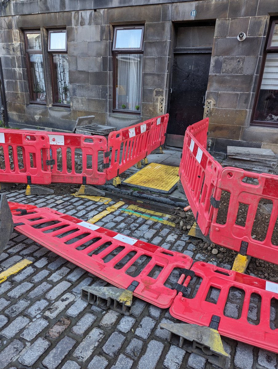 Juicemonkey's tweet photo. Hi @edinburgh_CC and @MEServicesUK, welcome to Quiz Night on Henderson St (hopefully a one-off). To be in with a chance of winning please take a good look at the attached pictures and answer the following questions: https://t.co/bwGX4Ujx6j