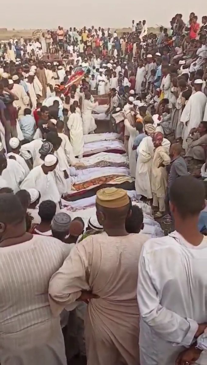 إنا لله وإنا إليه راجعون ،ما خجلان من بكاي ،وأخجل لي وأنا مجرد أعرف المات لي منو ما قادر عليها.
أكتر من مية شهيد في حلة صغيرة جداً وتلاته أربعها أهلي ونسابتنا،أكتر من ميه فارقناهم فجأة وأنا ما عرف لحدي أسي أهلي منهم كم!
٤٠؟ ٥٠؟ أكتر ! 
فجأة يا الله دا كلو في أأمن منطقه هناك !!!!