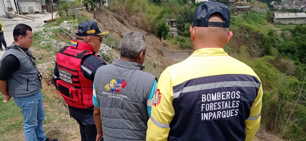 RedanCapital's tweet photo. #5Jun Siguiendo instrucciones del A/J @CeballosIchaso1 y bajo lineamientos del M/G @cperezampueda. El Primer General @CarlosR58566170 realiza un recorrido para supervisar las labores de mantenimiento del cortafuegos perímetral en filas de Mariche. https://t.co/6v3zxMO4QR