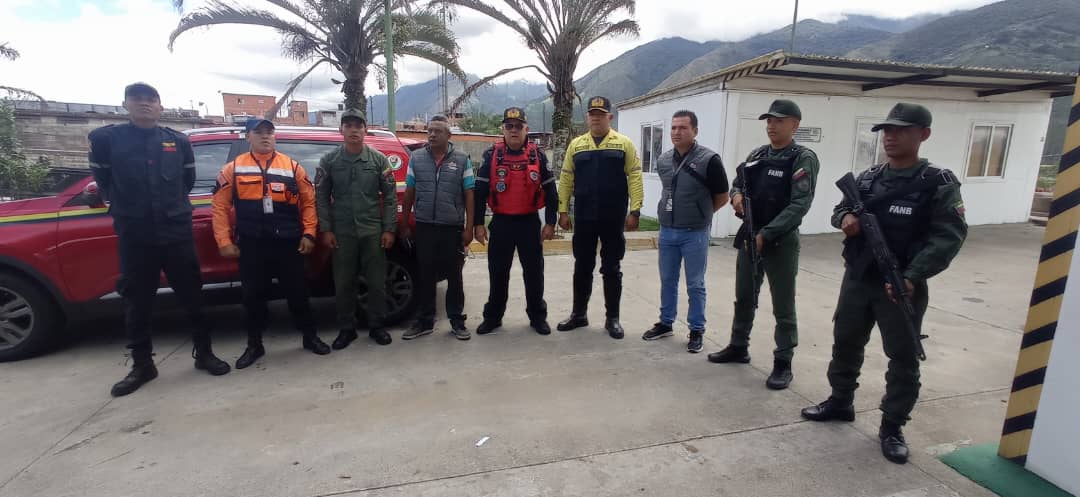 RedanCapital's tweet photo. #5Jun Siguiendo instrucciones del A/J @CeballosIchaso1 y bajo lineamientos del M/G @cperezampueda. El Primer General @CarlosR58566170 realiza un recorrido para supervisar las labores de mantenimiento del cortafuegos perímetral en filas de Mariche. https://t.co/6v3zxMO4QR