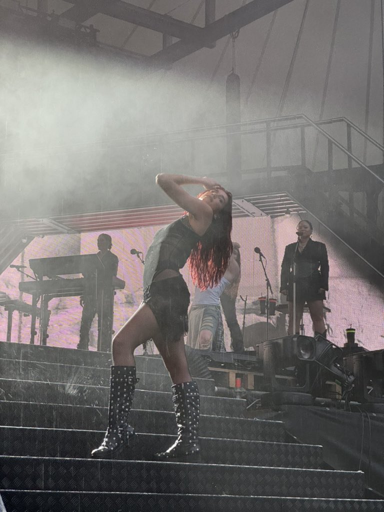 dualipa_pl's tweet photo. Dua Lipa podczas dzisiejszego koncertu w Berlinie ❤️ https://t.co/ew80RjKX8e