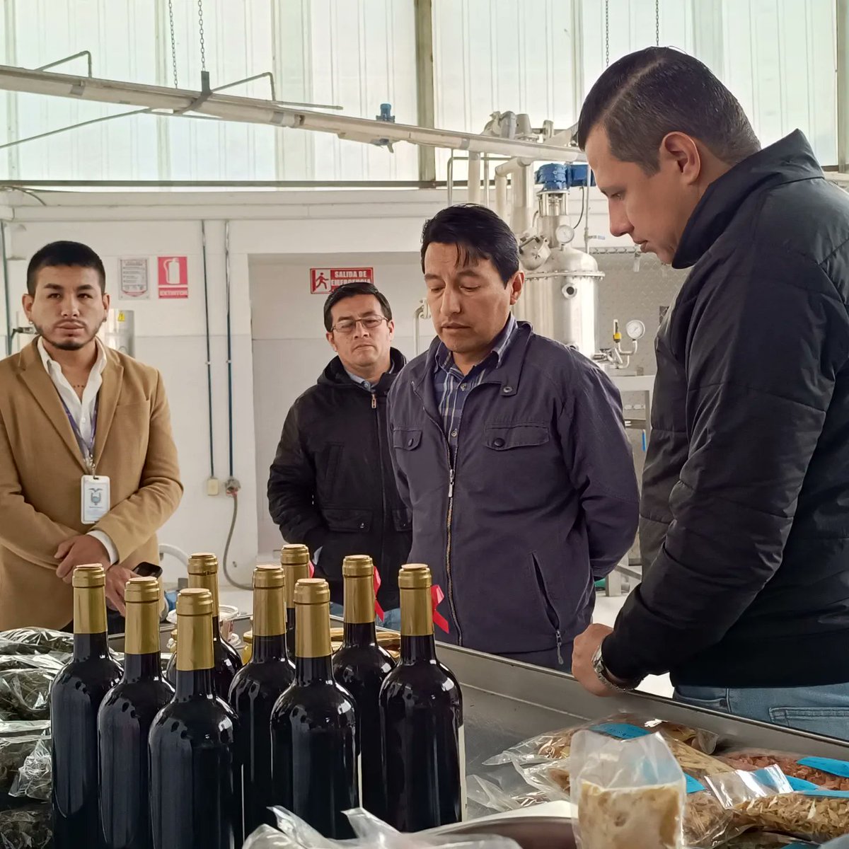 colbeatrizcueva's tweet photo. Hoy tuvimos la visita del Coordinador Zonal de Educación  Favio Andres Villamizar Sanchez, destacando la importancia del Bachillerato Técnico y su potenciación, así como a las diferentes instalaciones para hacer las gestiones necesarias y brindar un mejor ambiente

#SomosBeatriz https://t.co/3VLUZMMs8m