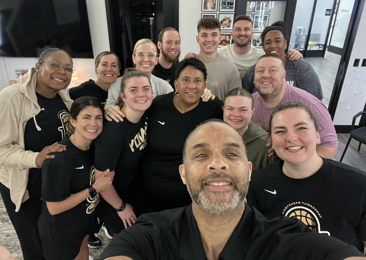 SheaRalph's tweet photo. Excited for year four in Nashville with this crew! 🖤💛 @VandyWBB https://t.co/lPwPO27Hw4