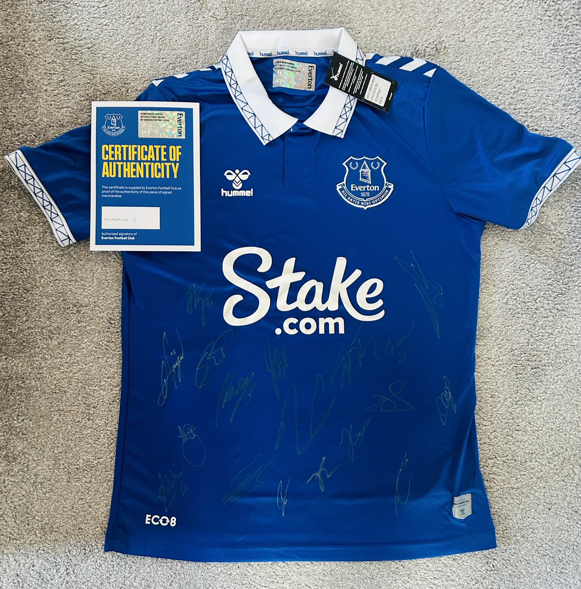 wrexhampolicefc's tweet photo. Please share. 

We’ve been kindly gifted this signed shirt by @everton football club 🔵⚪️

The shirt will be auctioned off &amp; all money raised will be donated to Wrexham Children’s Ward. 

Please bid &amp; help make a huge difference ⬇️

https://t.co/UXuBwOmg7i

#Everton #COYB #EFC https://t.co/Jyv0JMdz5M