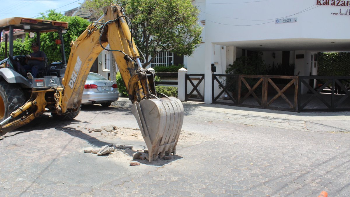 ObrasSLP's tweet photo. ☑️ #VialidadesPotoSÍnas || Rehabilitación de calles de colonias
:::: EN PROCESO ::::

📌 Pavimentaciones
📌 Nuevas redes de agua potable y drenaje sanitario
📌 Banquetas, pintura vial y guarniciones

#LaCapitalDelSÍ #ObrasMunicipales #SiemprePoSÍble https://t.co/xoRMU5DSMv