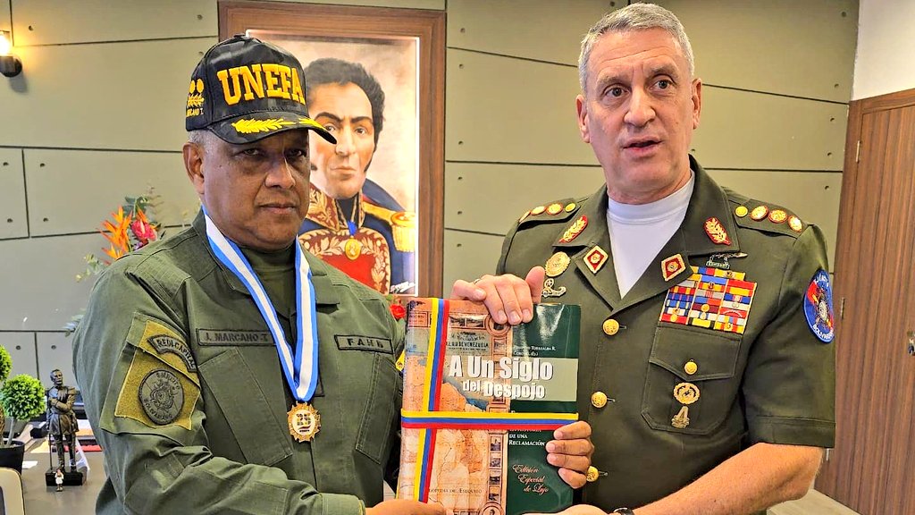 Milicia_ve's tweet photo. Con la finalidad de aprovechar al máximo las capacidades tecno científica de la Universidad Nacional Experimental de la Fuerza Armada Nacional Bolivariana, en pro de la Defensa Integral de la Nación, se realizó reunión de trabajo del MG. @opermarcano4, Comandante General de la Milicia Bolivariana, a esta prestigiosa casa de estudio, realizando importantes acuerdos para fortalecer la Milicia Estudiantil, quienes tienen la misión de incorporarse a potencializar los desarrollos científicos que hasta la fecha se llevan a cabo en el seno de la @Milicia_B1.