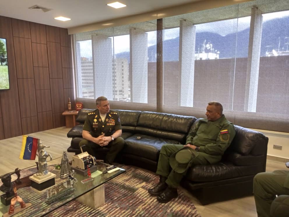 Milicia_ve's tweet photo. Con la finalidad de aprovechar al máximo las capacidades tecno científica de la Universidad Nacional Experimental de la Fuerza Armada Nacional Bolivariana, en pro de la Defensa Integral de la Nación, se realizó reunión de trabajo del MG. @opermarcano4, Comandante General de la Milicia Bolivariana, a esta prestigiosa casa de estudio, realizando importantes acuerdos para fortalecer la Milicia Estudiantil, quienes tienen la misión de incorporarse a potencializar los desarrollos científicos que hasta la fecha se llevan a cabo en el seno de la @Milicia_B1.