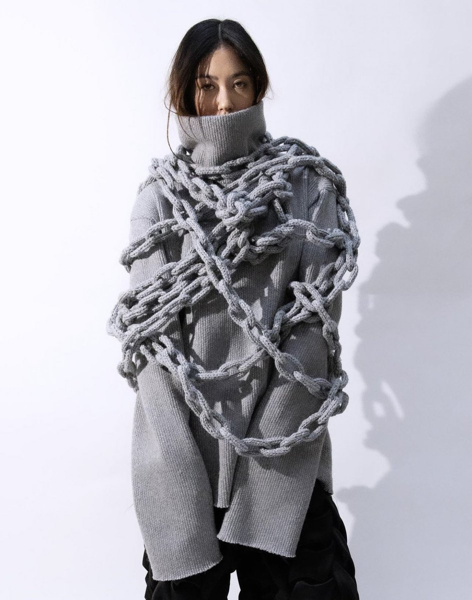 StreetFashion01's tweet photo. Knitted “Chain” Sweater by Rojin Jung (2024) https://t.co/UoLabdUryU