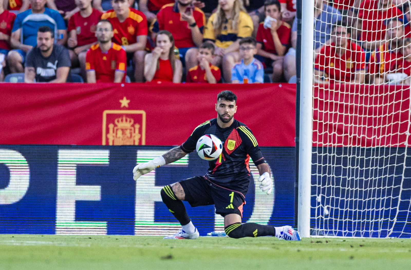 David Raya: Buen arsenal bajo los palos. Imagen vía: Selección Española.