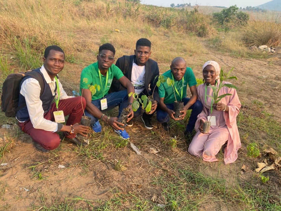 Les jeunes du Gabon se mobilisent durant le sommet @cbfp_pbfc  en RDC pour protéger leur terre qui est leur avenir!. Ils se sont retrouvés ce jour avec le @Ofyi2023 pour le reboisement car ''Ils sont Une Génération qui Doit Faire la Paix avec la Terre!"
#WorldEnvironmentDay