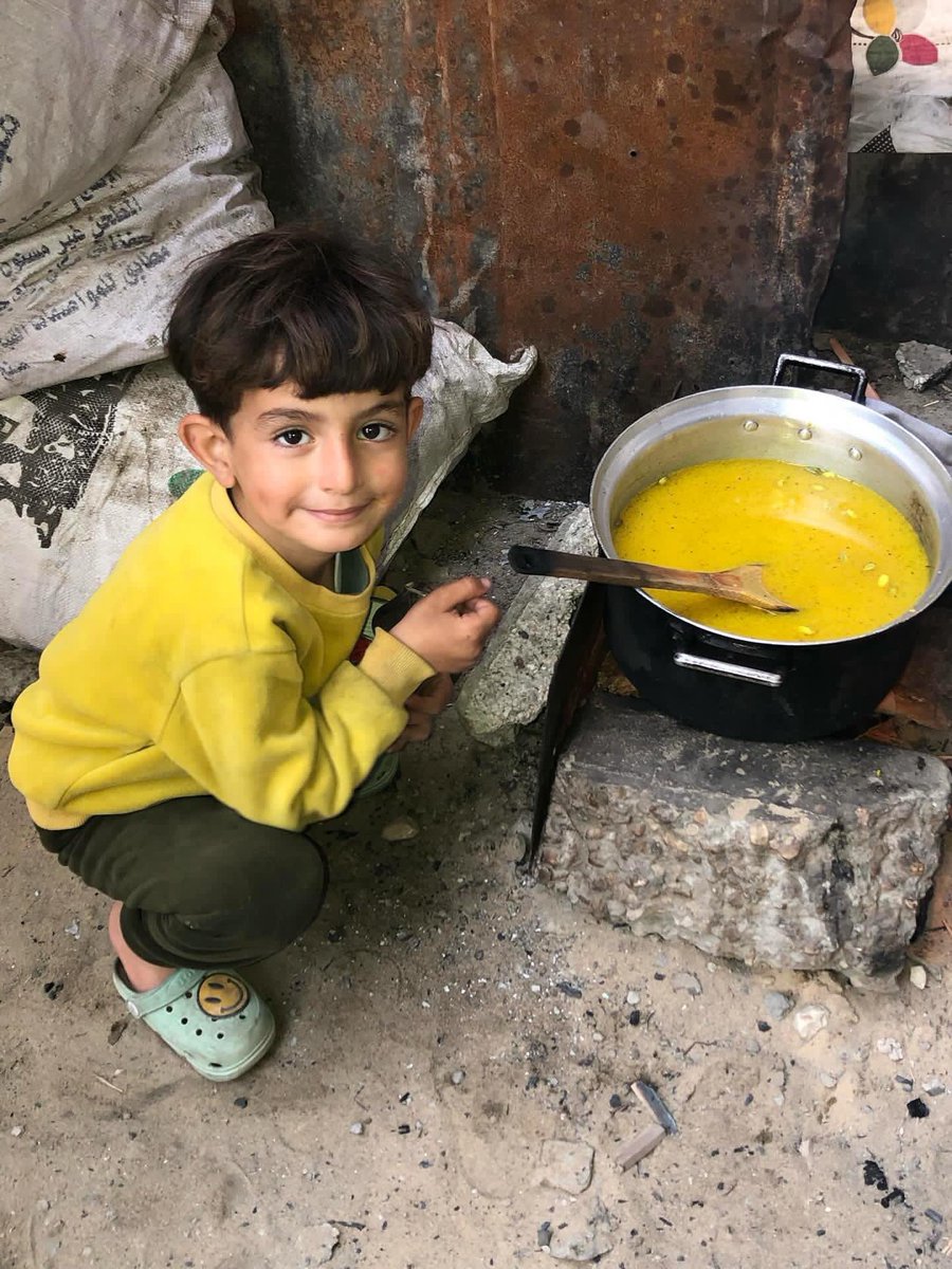 syylcine's tweet photo. Kameto a permit d’apporter 55 000 euros à la cagnotte et l’a clôture en à peine une journée. Grâce à vous, ce soir mon ami Moutasem va s’endormir avec sa famille dont 7 enfants à l’abri et enfin de la nourriture. MERCI À TOUS ❤️🙏🏻 merci d’avoir lu mon message, MERCI @Kammeto https://t.co/rtjlEnesUC