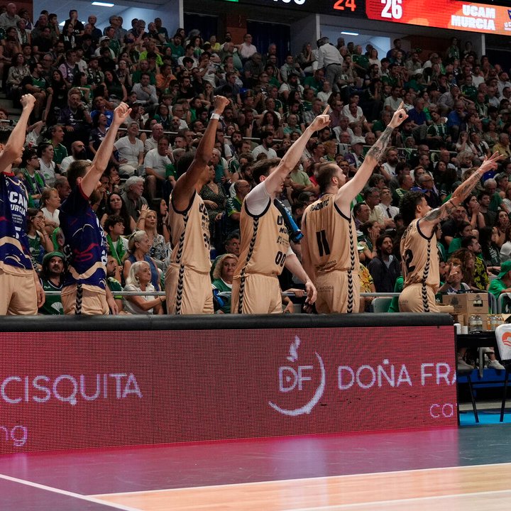 GIGANTESbasket's tweet photo. 🚨 HISTÓRICO: El @UCAMMurcia jugará su primera final de la Liga Endesa

🏆 El equipo de Sito Alonso gana el 5º partido en Málaga (70-79) y jugará ante el Real Madrid por el título

🔴 El UCAM ha ganado sus 5 partidos fuera de casa en el #PlayoffLigaEndesa

📸 ACB Photo / M. Pozo