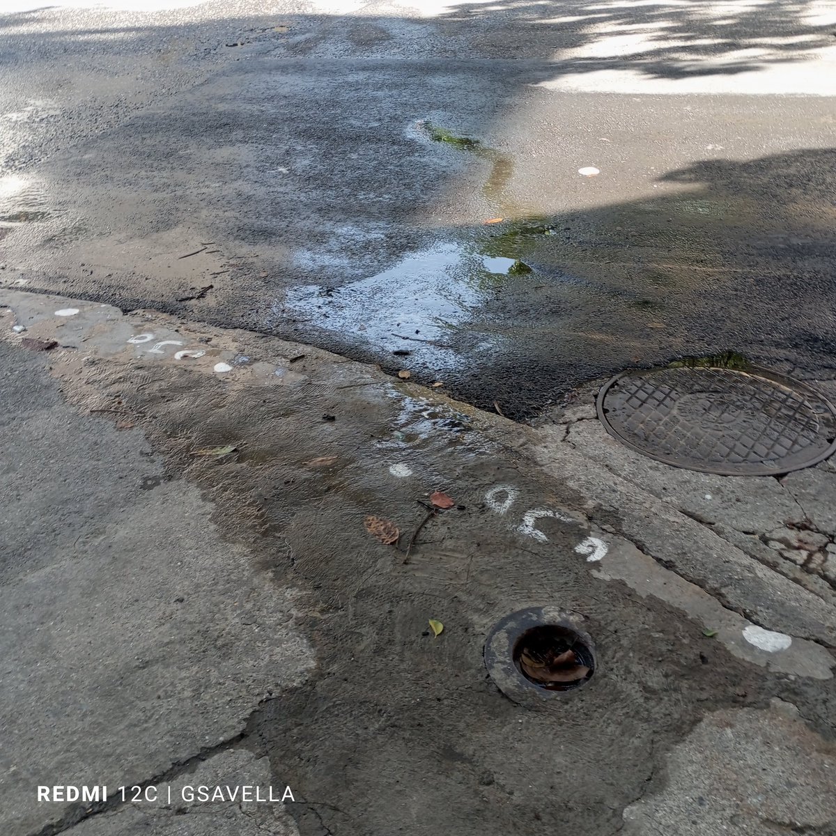 REDLOSCAOBOS's tweet photo. @HidroCapital2  duro poco la reparación del bote de agua en los caobos norte..
El agua se está filtrando por la acera y corre el agua calle abajo, esperamos vengan pronto a solucionar  el problema... https://t.co/DFUB0puS4v