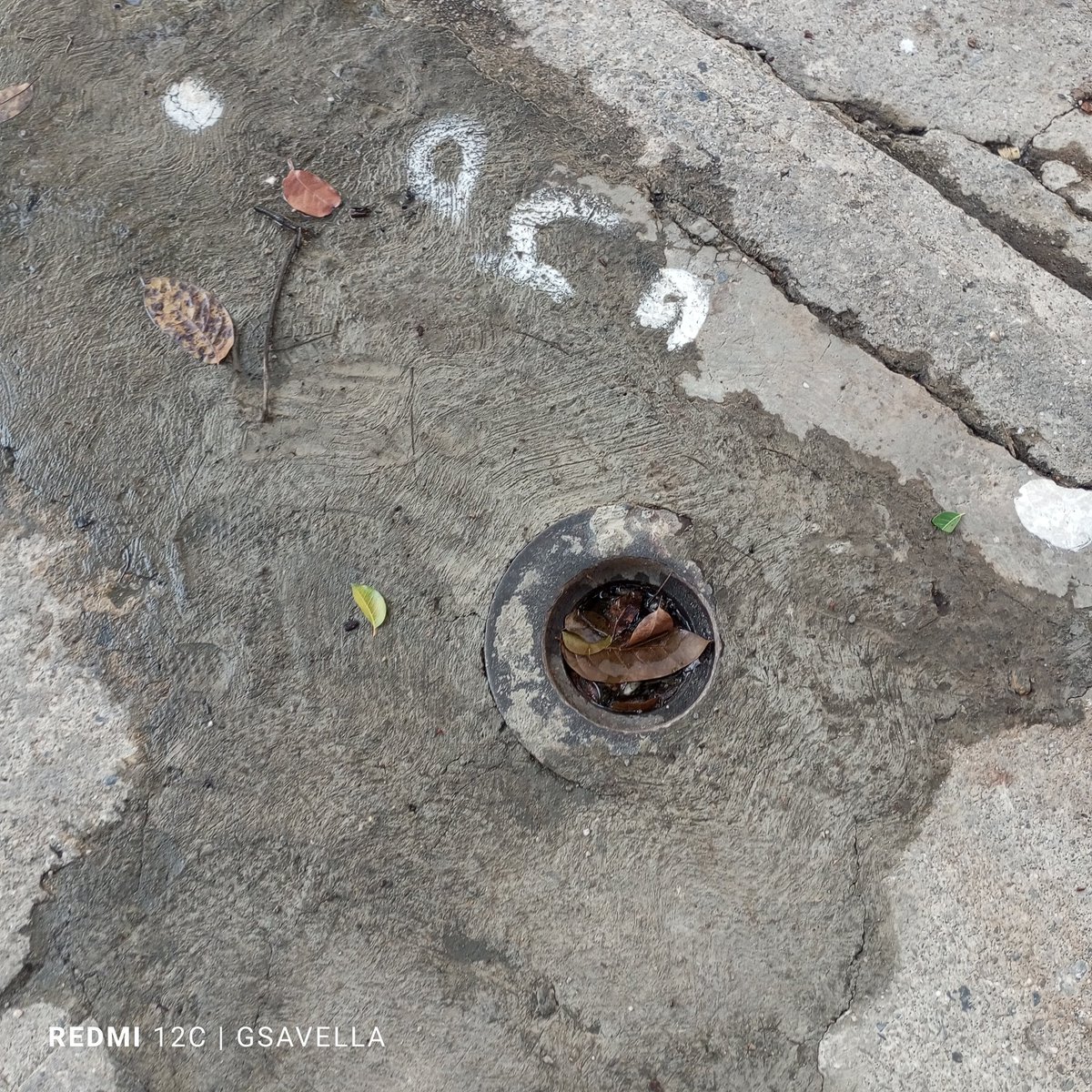 REDLOSCAOBOS's tweet photo. @HidroCapital2  duro poco la reparación del bote de agua en los caobos norte..
El agua se está filtrando por la acera y corre el agua calle abajo, esperamos vengan pronto a solucionar  el problema... https://t.co/DFUB0puS4v