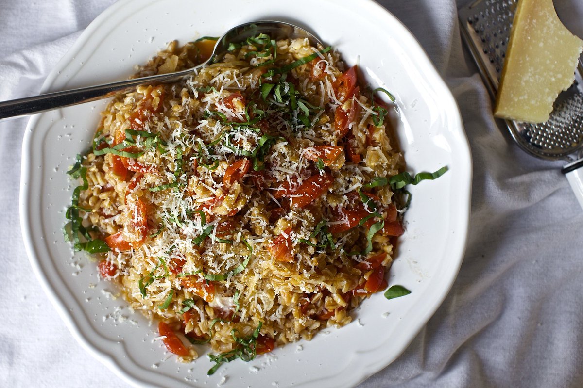 Dinner tonight? I think you should make my One-Pan Farro, the recipe that converts all of the farro skeptics. It's easy (everything cooks at once, with ingredients you probably already have around), quick, vegetarian, and yet tastes anything but austere. bit.ly/2u2iQ21
