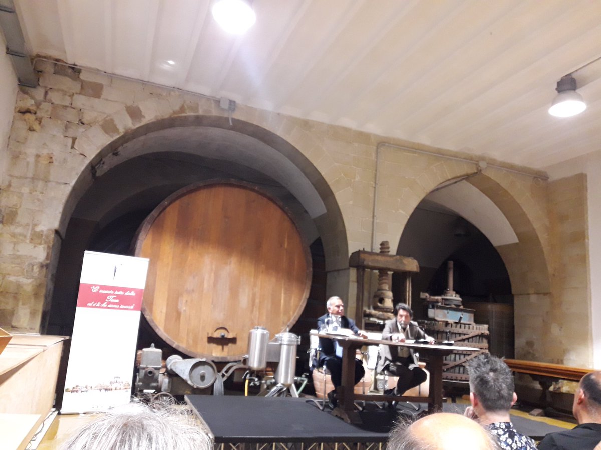 apeluso76's tweet photo. Incontri filosofici. Grazie al prof. Massimo Cacciari @adelphiedizioni #mefisica #concreta #democrazia #dialogo #diritti #Kelsen #Simmel @MimesisEdizioni https://t.co/25BFITVzmU