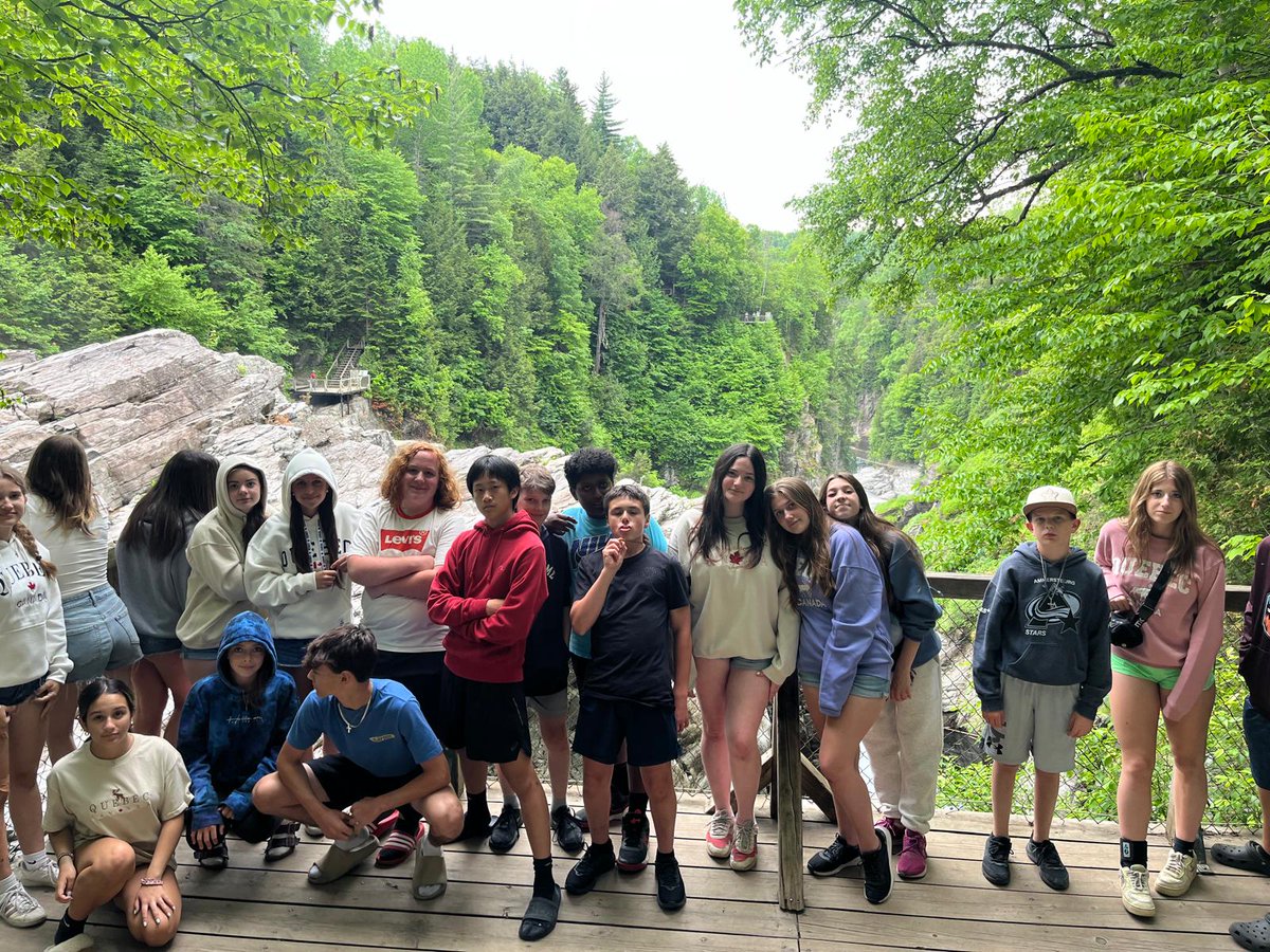 Les Lions <a href="/ESCEJL/">École secondaire catholique E.J. Lajeunesse</a> admirent les chutes au Canyon Ste-Anne à Québec dans le cadre du stage Branche-toi <a href="/CscProvidence/">Csc Providence</a>