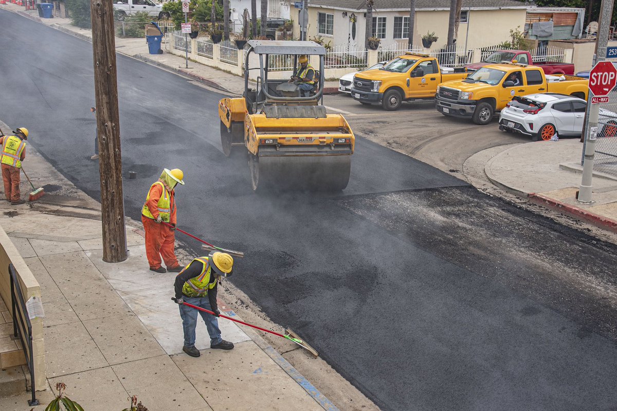 BSSLosAngeles's tweet photo. Today StreetsLA Crew 156 is paving, one of the last phases of a resurfacing project on Frampton Ave between 252nd St and 255th St.
Thank you #CD15 residents for your patience during this project.
#AtYourService @LACityDPW @TimMcOskerLA https://t.co/qPeVbxlqJu