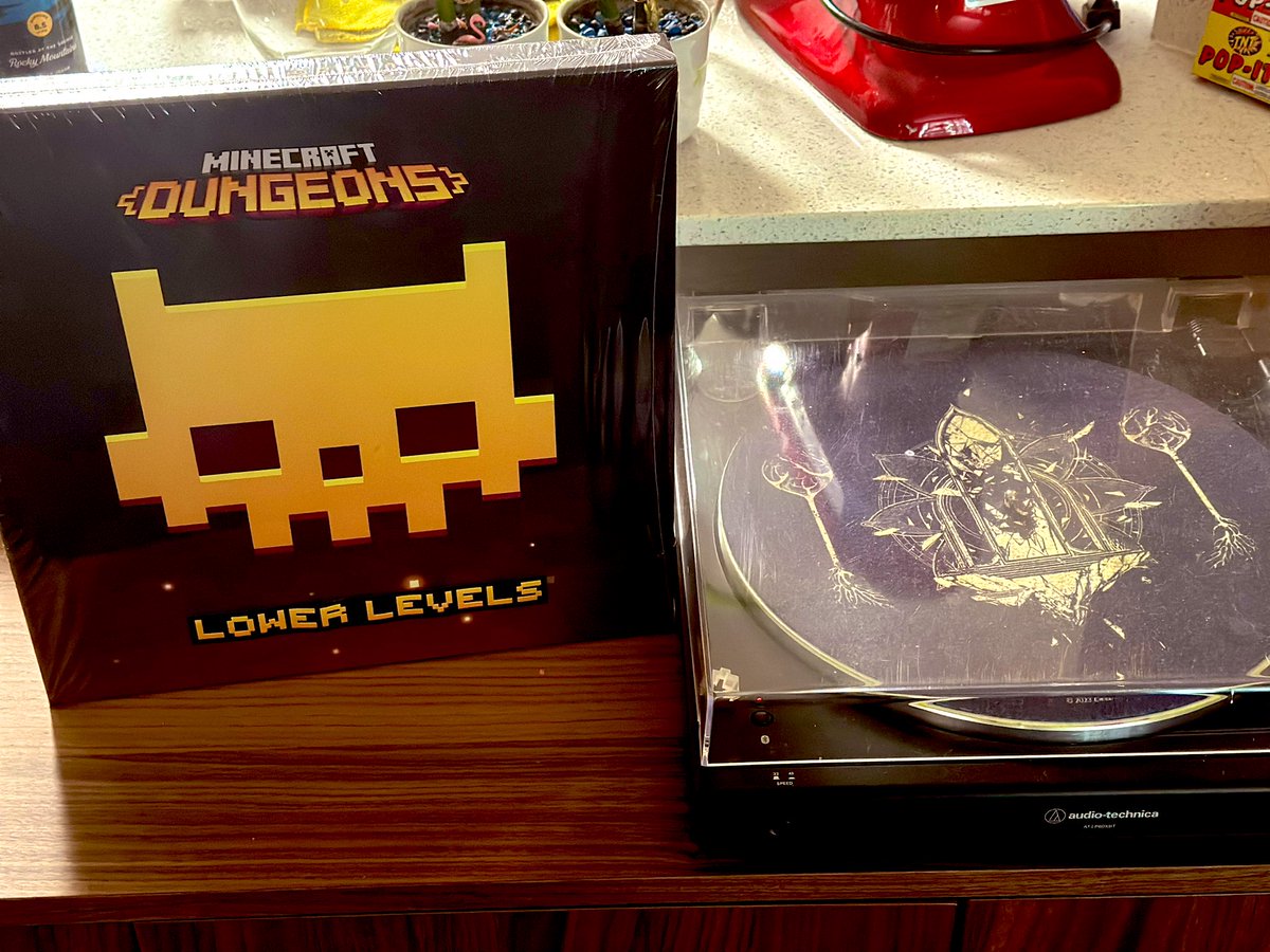 JusticePie's tweet image. I’m way behind so it’s #MusicWednesday! @dungeonsgame #LowerLevels; @suicidesquadRS #SSKTJL; @SupergiantGames #Transistor! It’s a good day for music! Thank you @iam8bit &amp;amp; @EnjoytherideRES for the #vinylrecords!