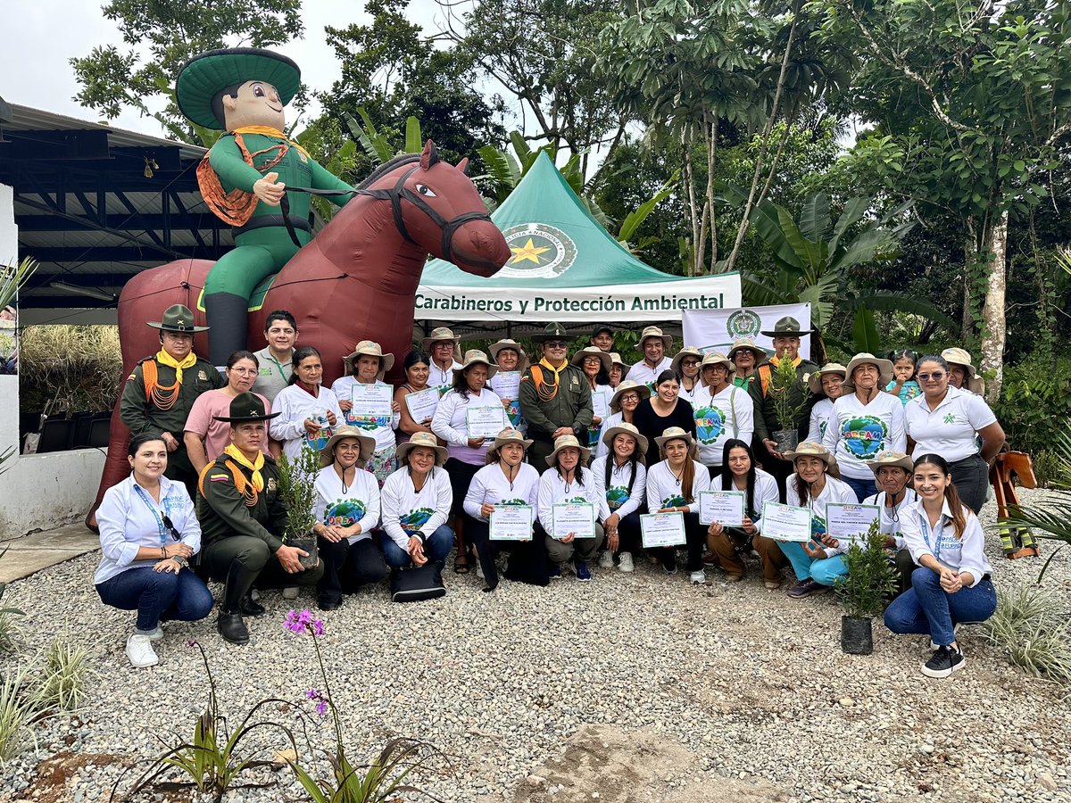 PoliciaDepuy's tweet image. Avanzamos con la implementación de #DREAM - Desarrollo Rural con Enseñanza Ambiental, capacitando a comunidades del sector rural en el  #Putumayo, donde se vienen abordando conceptos sobre medio ambiente, ecosistemas y cuidado de recursos naturales. #SISER facebook.com/share/v/jL24Ce…