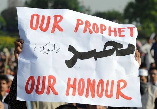 EhtishamAnwar_1's tweet image. हमारी हज़ारों जिंदगीया कुर्बान. हमारे माँ बाप कुर्बान
 हमारी नस्लें कुर्बान.... 

लेकिन हम किसी भी तरीके से हमारे नबी मुहम्मद 
रसूलुल्लाह ﷺ कि शान में गुस्ताखी बर्दाश्त नहीं करेंगेl

#OurProphetOurHonour #Kashmir
#StopInsulting_ProphetMuhammadﷺ

#OurProphetOurHonour